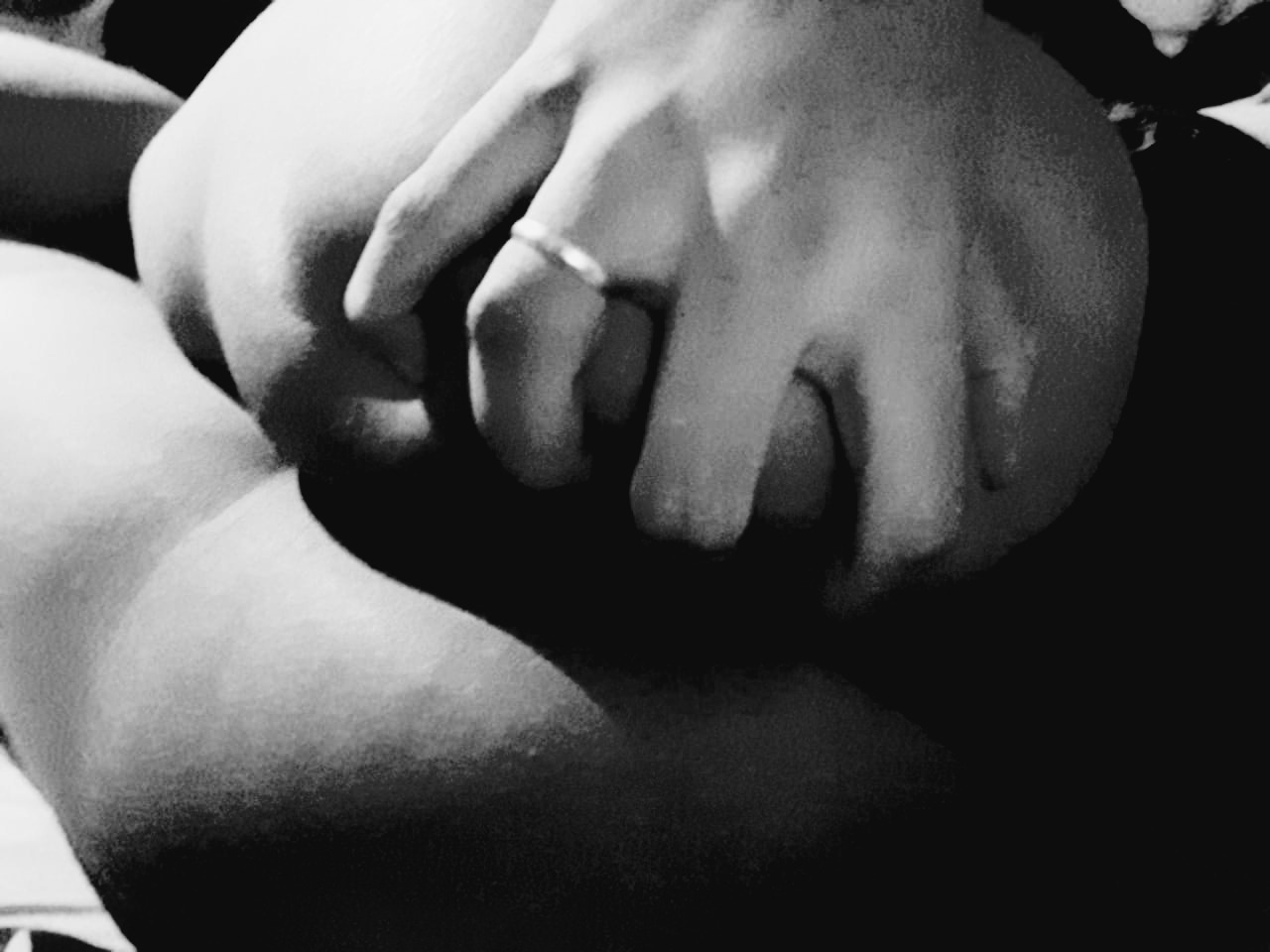sex0etequila:  Aquele apertão só para ela lembrar quem come esta bunda ❤😈Se