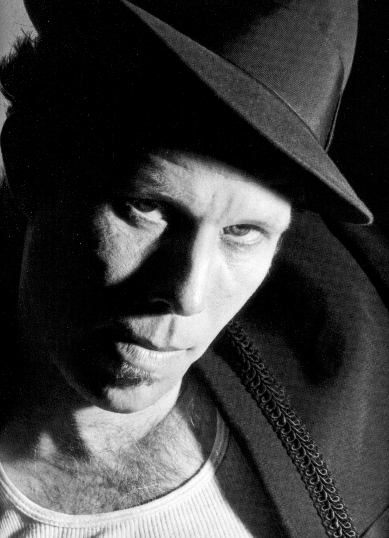 superblackmarket:  Tom Waits photographed by Lynn Goldsmith, 1983 