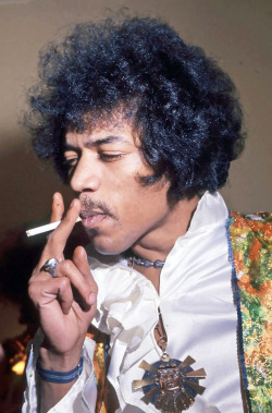 mabellonghetti:  Jimi Hendrix at his London