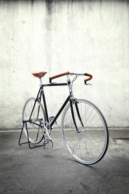 bikesandgirlsandmacsandstuff: (via Fixed-Gear Bicycles by Factory Five | GBlog)