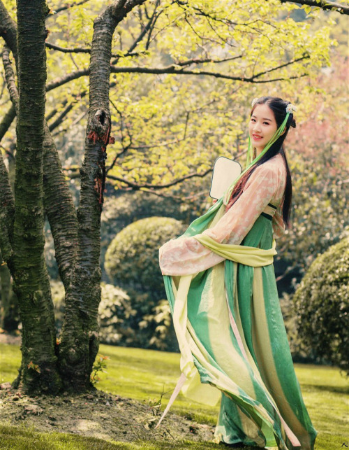 changan-moon: Traditional Chinese clothes, hanfu. Photography by 吃货娃娃