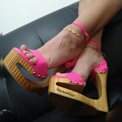 hotsolesharlot:Few heel lovers can resist my sole-less wedges! 