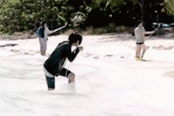 competitive eunji eliminating her competition (mission: collect as much water from the sea into the bowl using only your body and clothes)