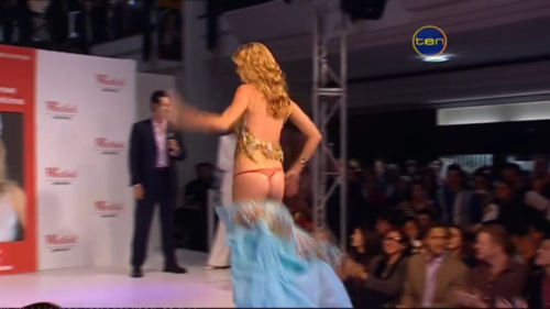 celebritycaps:  Miss Universe 2004 Jennifer Hawkins stripped to her thong on stage when she accidentally steps on her own dress  
