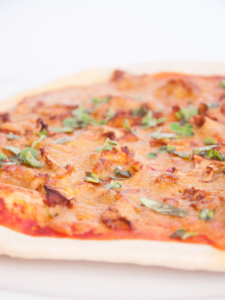 veganfoody:  Super Creamy Chanterelle Pizza with Homemade Vegan Nooch Cheese Sauce