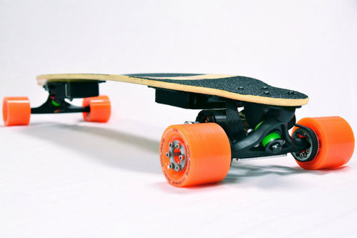 farfromthetrees:  I want a Boosted Boards longboard so badly.   This thing is the lightest electric vehicle in the world. It has a restricted top spreed of 20mph, it recharges the battery from braking, goes uphill and has a range of 6 miles per charge.