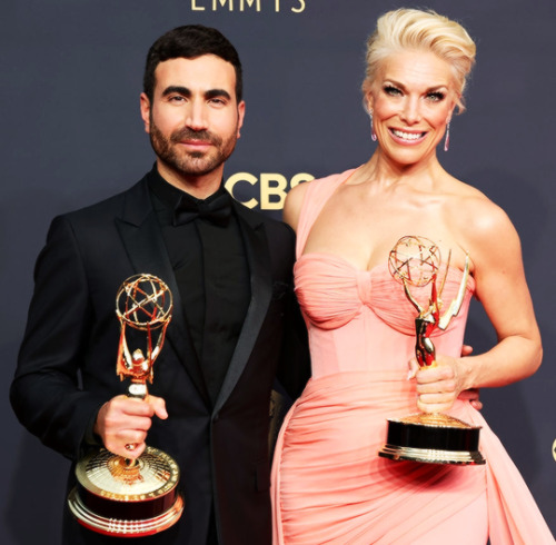 roy-kents: Brett Goldstein and Hannah Waddingham pose backstage at the 73rd Primetime Emmy Awards 