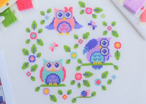 Free cross stitch chart ‘Having a Hoot’. Looks great in an 8-inch hoop.