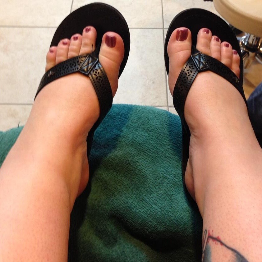 bbwgloryfoxxx love these pictures your awesome pedicured feet. Such sexy toes. Would