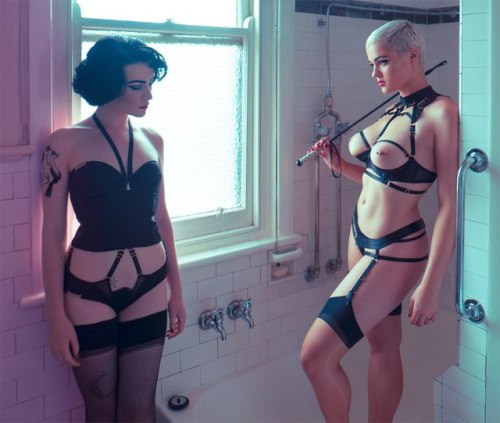 something-eyecatching: Love hurts Md: Stefania Ferrario A lot going on here.
