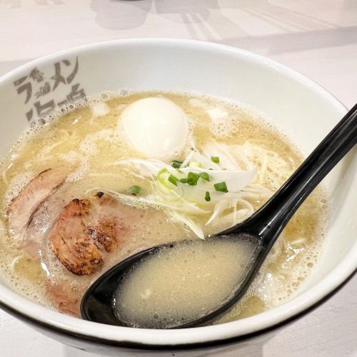 . ❁海鳴 ❁とんこつラーメン 行ってみたかった海鳴のラーメン 名古屋から帰ってきた時に空港で✈️ 観光客気分で入れるから一人でも入りやすかった 眠さマックスの身体に染み入るスープうまかったぁ(*´ 