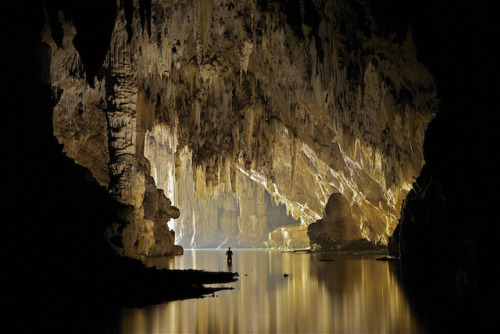 wtxch:The main river passage in Tham Lod, Mae Hong Son, Thailand.