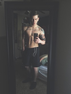 vndercontrol:  So happy it’s warm again and that I have motivation to lift 👽