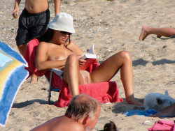 naturistelyon:  Lecture de plage Beach book 