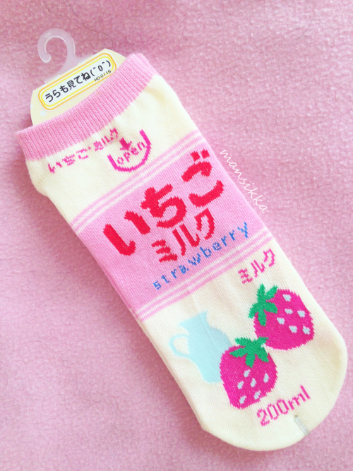 mansikka:  Look at these perfect socks I got as a souvenir from Japan..! *___* 