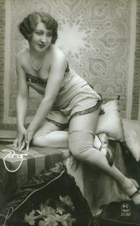 greatgdean:  Vintage risqué 1920’s-old photography 