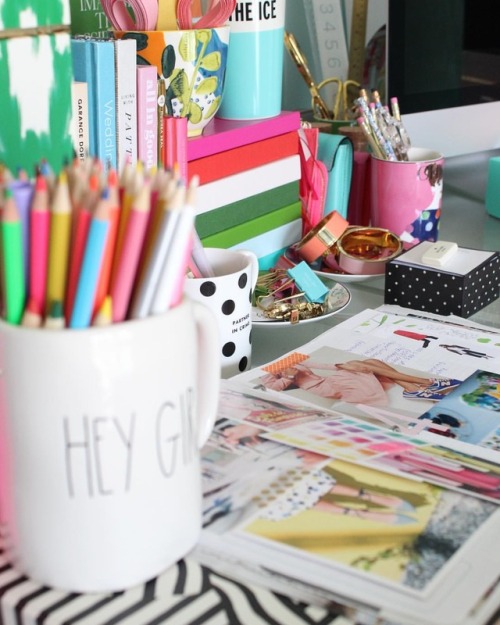 Hey girl. My desk colors are so motivating. #visualcontent #aishahollystyling #lovewhatyoudo #detail