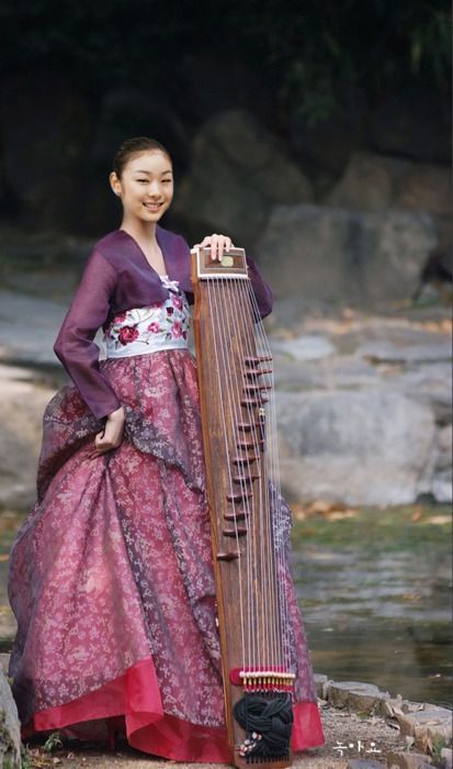 Traditional Korean clothing, or hanbok (click to enlarge)