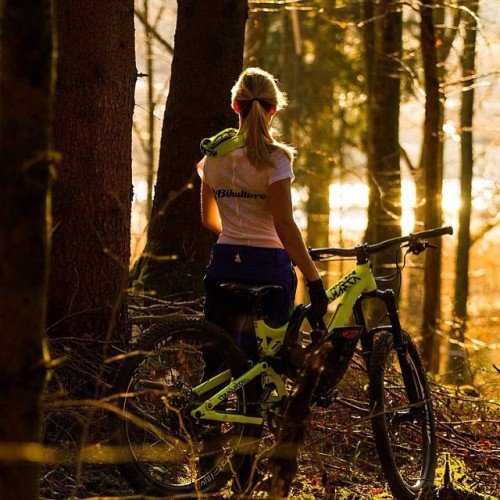 bikes-bridges-beer:  #mtb #bike #girl #forest #lake #biking #mountainbiking #sunset