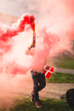 lysglimtfoto:Smoke @ an antiracist football