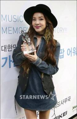itsablackjackhere:  Dara yesterday while getting the Gaon Charts award!  Awaaaaa ♡♥♥♡♥♡