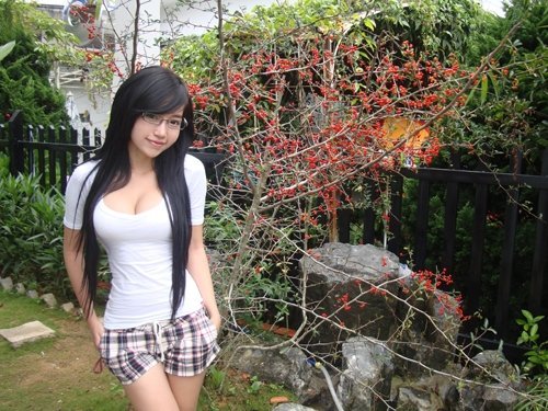 conquered-asia:  asiansuptheass:  http://www.asiansuptheass.tumblr.com  In the garden