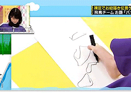 tebasaki-army:  Barefoot Drawing Relay - Young Team (Object: Banana) Seriously, how can they even hope to win this thing when they have the terrible twosome in their team. Though in all fairness, drawing was wrong even before it reached Ikuchan, lol.