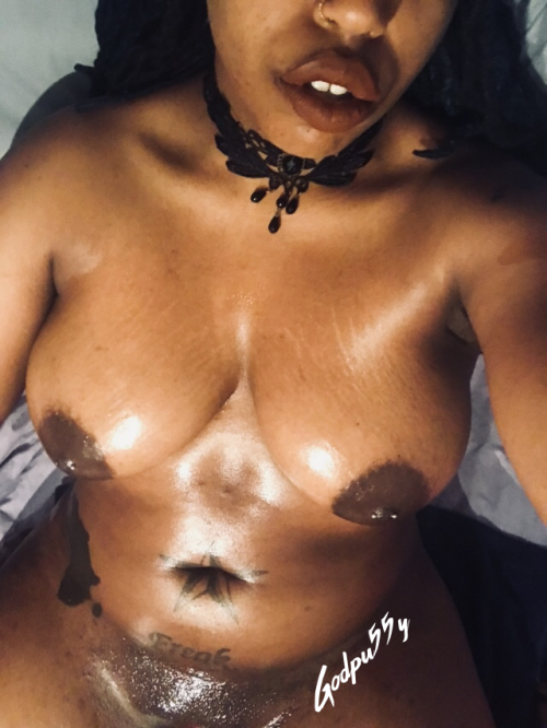 quansmith44:  godpu55y:  pleasurekiss:  godpu55y:  This pressure ain’t for everybody….  Lips on swoll  Which pair? 🤔  Pussy looks so pretty shaved