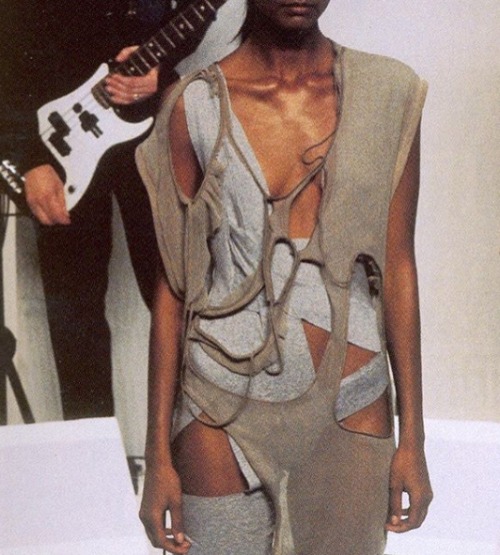 fallenoutoffashion:  chalayan  