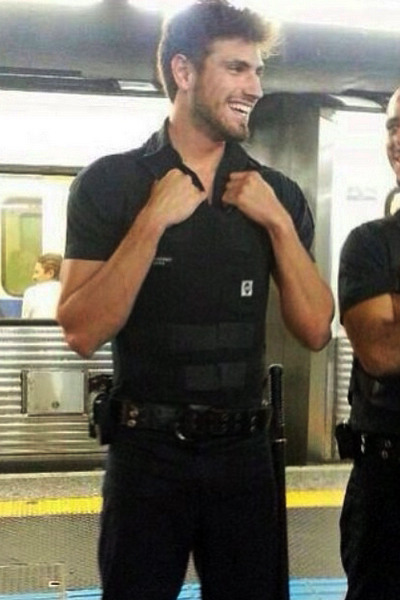 cueca-do-avesso:  guilherme leão cops are different in brazil, you guys 