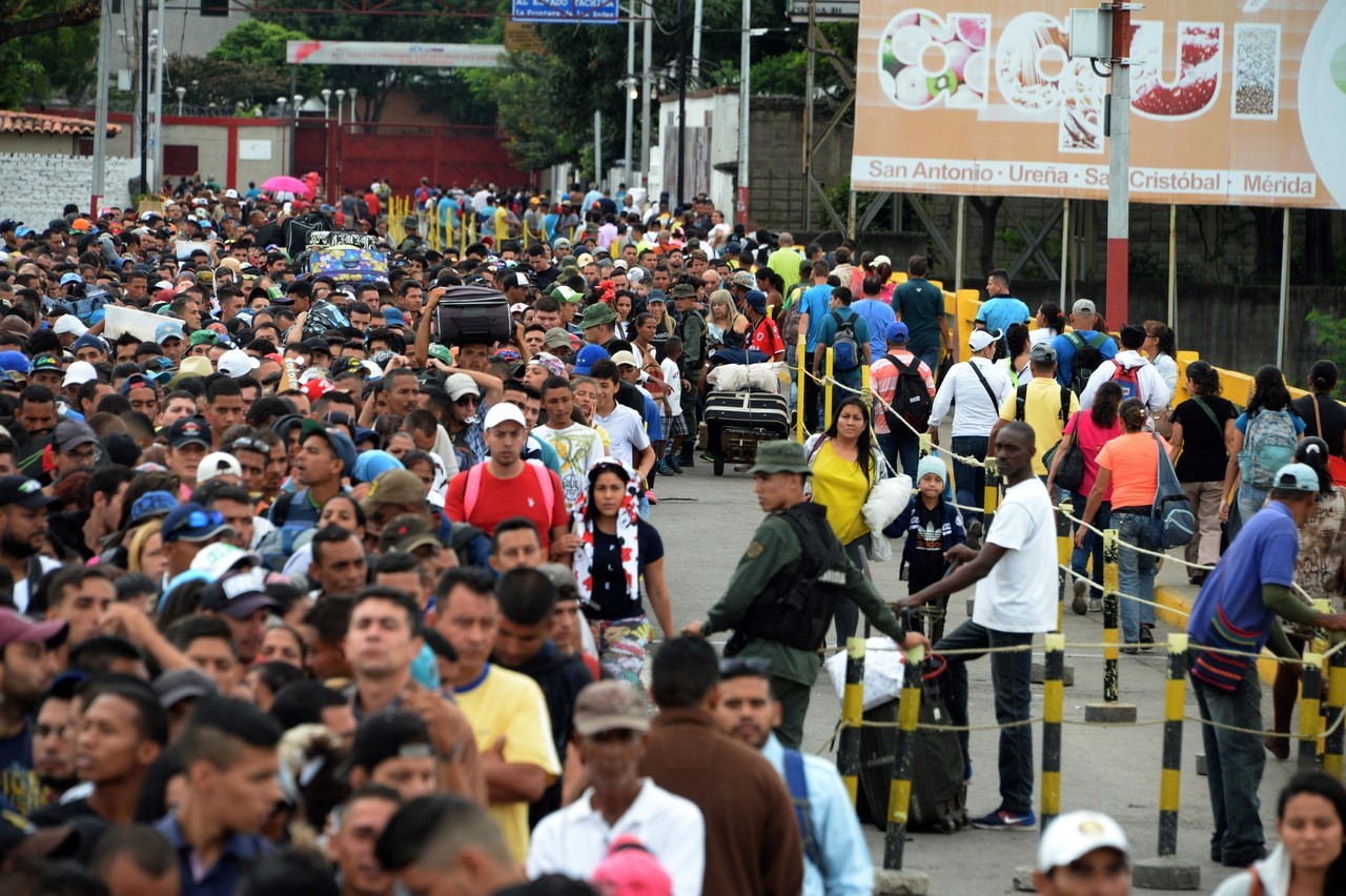 FRONTERA. Cientos de personas intentan cruzar el puente internacional Simón Bolivar que une a Colombia con Venezuela el en Cúcuta, Colombia. Las autoridades colombianas intensificaron los controles para el ingreso de migrantes venezolanos, lo que...