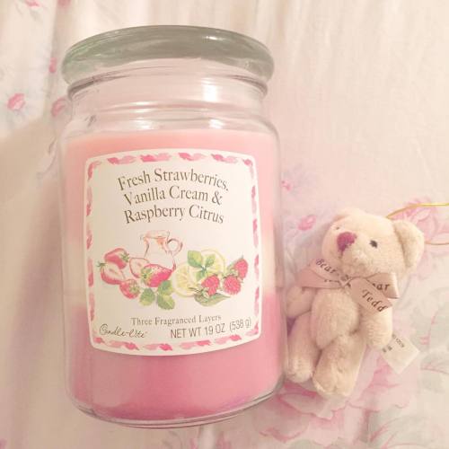 nyancu - This candle smells like strawberry cake and I’m in love...