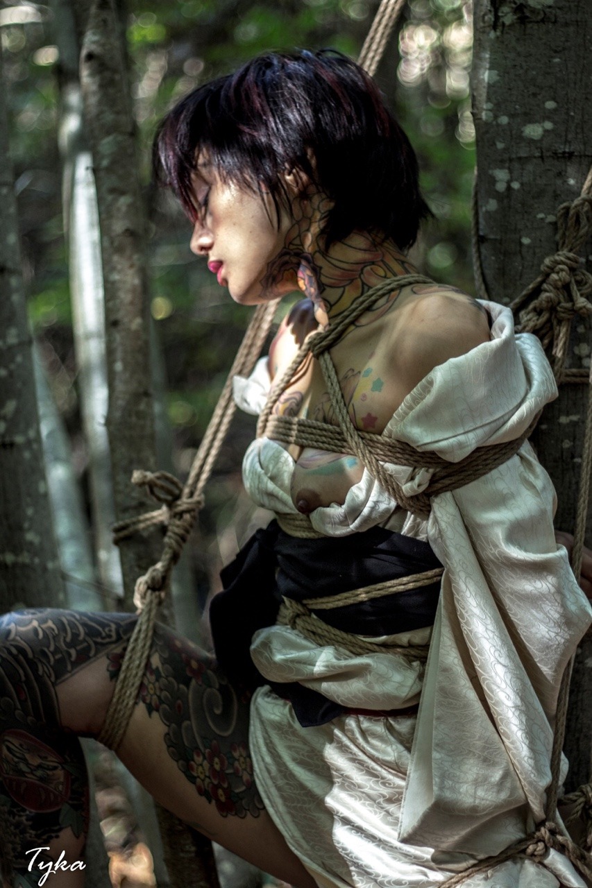 ropesession:  M : @kitiza-perche P : @tykars R : Docvale  Full set : http://ropesession.com/Ropes/photos/#!lightbox%5B2266%5D/0/