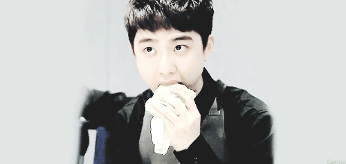 daenso:  shhhh, little squirrel is eating ♥ 