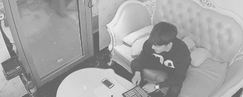 exoxoolf:  Jongdae’s sitting position… 