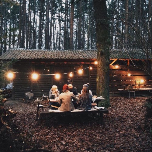 river-fox: oldfarmhouse:friends gather love u ⚓⭐