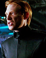 stripperdameron: find someone who looks at u like general hux looks at kylo ren I find this too amus