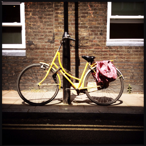 bisikleta: Yellow Bicycle (by peterphotographic)