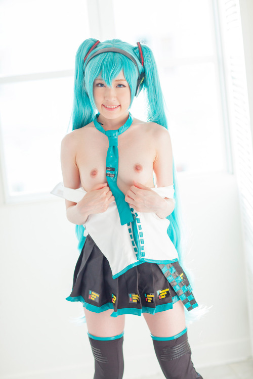 noctistrinity:  Hatsune Miku Cosplay 3/3More cosplay here or Hentai here.Follow me in Twitter