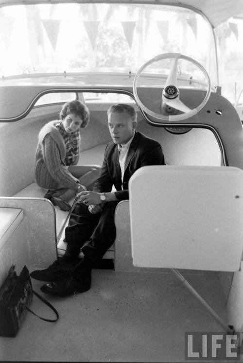 Couple shopping for a boat(Ralph Morse. 1964)