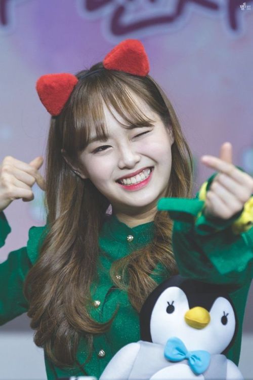 i love this picture of chuu so i wanted to try and draw it!  ♡♡  ♡ you attack my heart ♡
