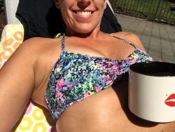 spicyrunnergirl:  Coffee by the pool this