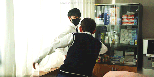 mark-kit:Yoohan taking care of Yeonwoo during color rushes