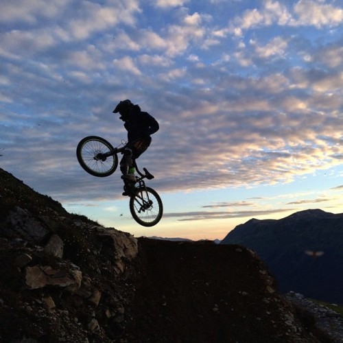 jgsconcepts: Midnight sessions at @resortalyeska rider: Dan Simmon #dh #mtb #ak #jgsconcepts #downhi