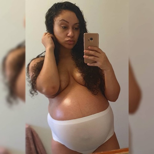 pregnantqueensdaily:  Pregnant DatingPregnant Simulator    Gorgeous