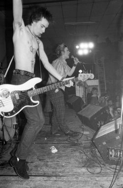vaticanrust:The Sex Pistols performing live