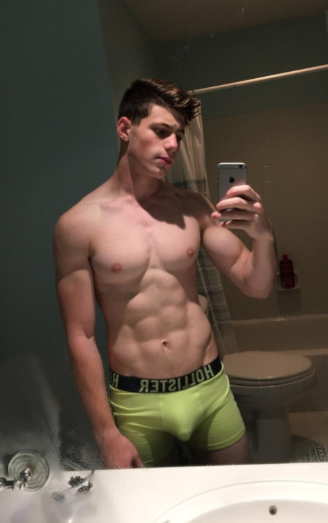 edcapitola:  Dude, thank you for a look at your sexy chest and abs. Your bulge is pretty fine as well. Follow me at http://edcapitola.tumblr.com