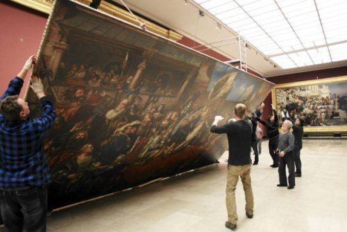 lamus-dworski: Jan Matejko’s “Hołd Pruski” [“Prussian Homage”] being installed in Sukiennice Museum