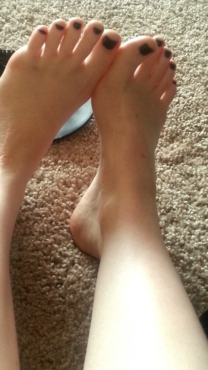 barefootwomen101: wvfootfetish: the-littlesiren:My feet are cuuuute Yes they are!
