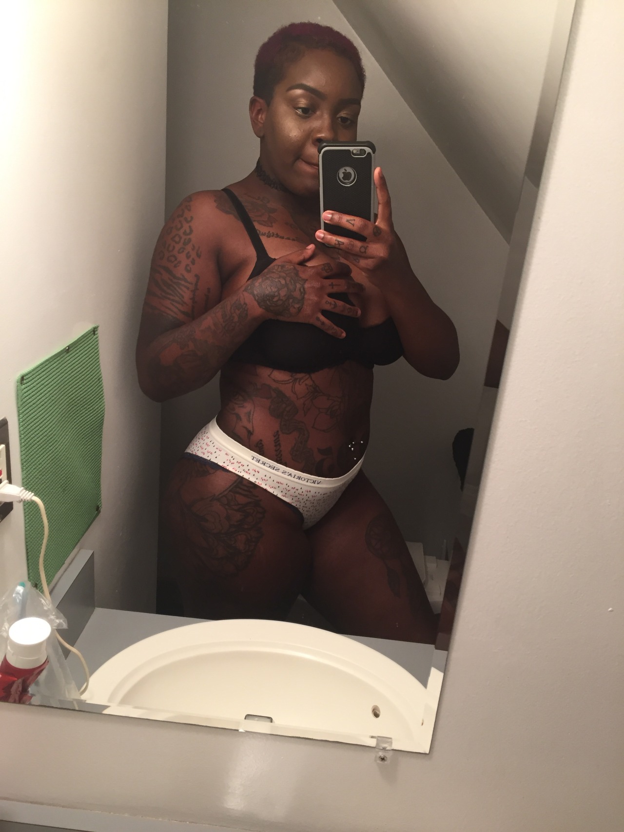 insecure-beautyy:  Chubby bellies and tattoos are the best.  👑